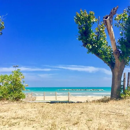 Beachfront, Private Garden, Central Area, Private Entrance Domek letniskowy San Benedetto del Tronto